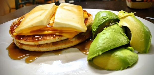 Hot cakes con queso fundido y aguacate